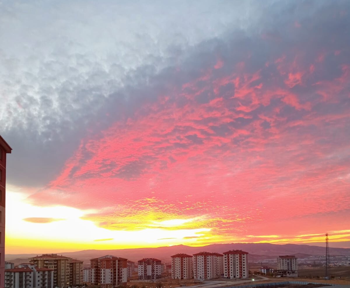 Sincan Alcı Mahallesi’nden Kırmızı Bulut Manzarası